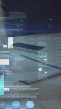 Toplantıdaki iş adamları üzerinde istatistik ve mali veri işleme animasyonu. küresel iş, bağlantılar ve veri işleme kavramı dijital olarak oluşturulmuş video.