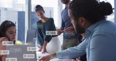 Ofiste işbirliği yapan, çeşitli takımlar sosyal medya bildirimleriyle meşgul. Takım çalışması, işbirliği, çeşitlilik, iletişim, teknoloji, dijital