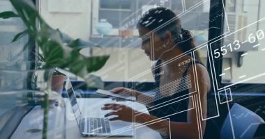 Dizüstü bilgisayarda çalışan, çalışma alanını kaplayan animasyonlu bir kadın. Teknoloji, eğitim, dijital, çoklu görev, yaratıcılık