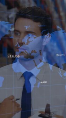 Depodaki insanlar üzerinde veri işleme ve dünya haritası animasyonu. küresel taşımacılık, iş ve finans kavramı dijital olarak oluşturulmuş video.