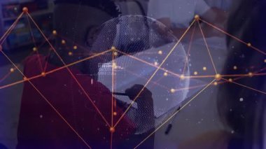 Masada çalışan insanlar üzerinde bağlantılar ve veri işleme animasyonu ağı. Teknoloji, yenilik, otomasyon, dijital, iletişim, ofis