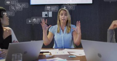 Konferans odasında, iş kadını sosyal medya nişan ölçütlerinde animasyon sunuyor. Sunum, analitik, şirket, pazarlama, takım çalışması, strateji