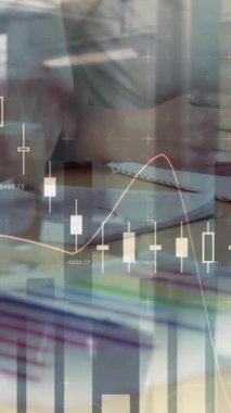 Toplantıdaki iş adamları üzerinde finansal veri işleme animasyonu. küresel iş, bağlantılar ve veri işleme kavramı dijital olarak oluşturulmuş video.