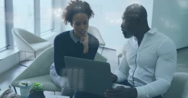 Veri işleme, modern ofiste dijital arayüz kullanan iş adamları. Teknoloji, dijital dönüşüm, takım çalışması, işbirliği, yenilik, strateji