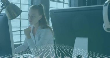 Masada, ikili kod animasyon örtüşüyle çalışan iş kadını, göreve odaklanmış. Teknoloji, siber güvenlik, kodlama, programlama, veri, yenilik