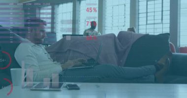 İş adamları veri analizi animasyonlarıyla dizüstü bilgisayarlar üzerinde çalışıyorlar. Teknoloji, takım çalışması, yenilik, işbirliği, analiz, beyin fırtınası.