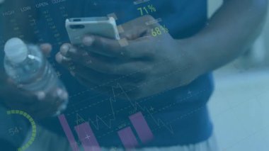 Finansal grafikler ve renkli pasta çizelgeleri üzerinde akıllı telefonları tutan eller. İş, teknoloji, analiz, veri, strateji, finans