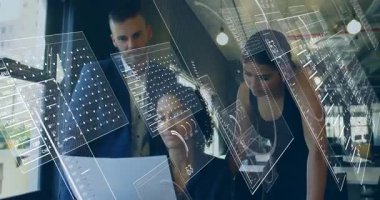 Fütürist dijital arayüzün analizi, veri içgörüsü için animasyon kullanan iş adamları. Teknoloji, yenilik, dijital dönüşüm, veri analizi, işbirliği, takım çalışması