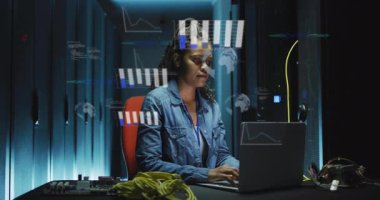 Dizüstü bilgisayarda çalışan, okul ortamında dijital veri ve animasyon analizi yapan bir kadın. Teknoloji, eğitim, analitik, öğrenci, bilgisayar, analiz