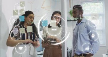 İş ekibi dijital veri işleme animasyon örtüsüyle stratejiyi tartışıyor. Takım çalışması, işbirliği, beyin fırtınası, analitik, teknoloji, yenilik