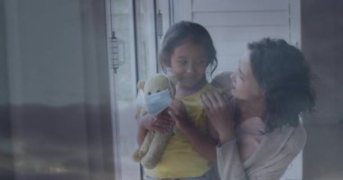 Bulutlu gökyüzü sahnesinde anne ve çocuğunun oyuncak ayıyla animasyonu. Aile, annelik, ebeveynlik, birliktelik, bakım, bağ.