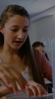 Sınıfta dizüstü bilgisayarla matematik denklemlerinin okul çocukları üzerindeki animasyonu. eğitim, öğrenme ve teknoloji konsepti dijital olarak oluşturulmuş video.