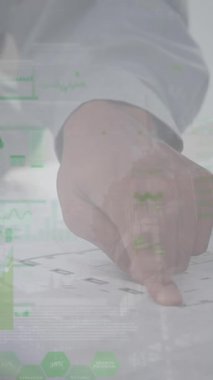 Toplantıda iş adamlarıyla ilgili istatistik ve mali veri işleme animasyonları. küresel iş, bağlantılar ve veri işleme kavramı dijital olarak oluşturulmuş video.