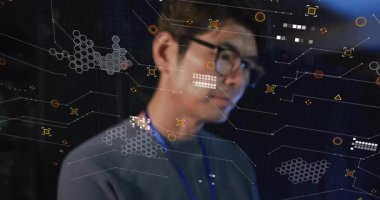 Dijital verileri fütüristik animasyonla analiz etmek, ofiste gözlük takan bir adam. Teknoloji, analitik, yenilik, iş, şirket, analiz