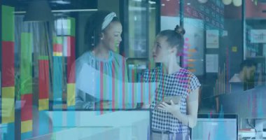 Mali veri animasyonu eşleşmesi ile ilgili belgeleri tartışan iki kadın. İş, finans, işbirliği, takım çalışması, analitik, tartışma