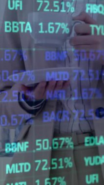 Toplantıdaki iş adamları üzerinde finansal veri işleme animasyonu. küresel mimari, işletme, veri işleme ve dijital arayüz kavramı dijital olarak oluşturulmuş video.