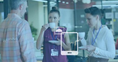 Modern ofiste veri tabloları ve grafikleri tartışan iş adamları var. şirket, işbirliği, analiz, takım çalışması, sunum, strateji