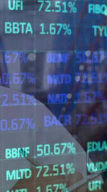 Depodaki çeşitli iş adamları üzerinde borsa animasyonu. küresel sevkiyat, dağıtım ve bağlantılar konsepti dijital olarak oluşturulmuş video.