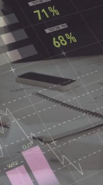 Toplantı planları olan mimarların istatistik ve finansal veri işleme animasyonları. mimari, iş ve veri işleme kavramı dijital olarak oluşturulmuş video.