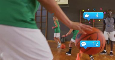 Spor salonunda basketbol antrenmanı, sosyal medya tebligatı animasyonu olan oyuncular. Spor, takım çalışması, rekabet, dijital, bağlantı, etkileşim