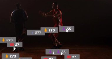 Basketbol oynamak, spor salonunda sosyal medya bildirisine sahip oyuncu. Spor, atlet, katılım, dijital, teknoloji