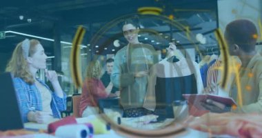Modern ofis ortamında işbirliği yapan farklı insanlar üzerine kilit sembolü animasyonu. Güvenlik, takım çalışması, işbirliği, teknoloji, koruma, dijital