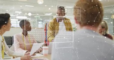 Moda tasarımcıları dijital veri işleme animasyon örtüsüyle işbirliği yapıyorlar. teknoloji, yenilik, işbirliği, yaratıcılık, fütüristik, eğilim