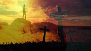 Canlı günbatımı gökyüzüne karşı siluetli haçlarla dua eden kişi. Maneviyat, inanç, ibadet, meditasyon, bağlılık, din