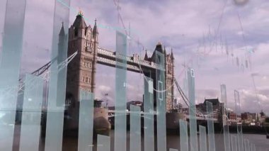 Mali veriler Londra 'daki ikonik Tower Köprüsü üzerinde animasyon çizelgeleri gösteriyor. Finans, işletme, ekonomi, teknoloji, yatırım, analitik