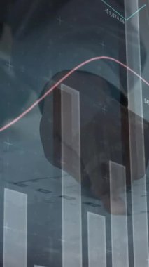 İş adamı üzerinden finansal veri işleme animasyonu. küresel iş, bağlantılar ve veri işleme kavramı dijital olarak oluşturulmuş video.