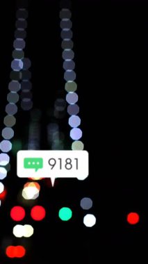 Odak şehir ve araba ışıkları dışında sosyal medya simgeleri ve numaraların animasyonu. küresel sosyal medya, bağlantılar ve dijital arayüz konsepti dijital olarak oluşturulmuş video.