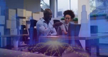 Dijital veri görselleştirmesi için animasyon kullanan iş adamları. İşbirliği, takım çalışması, yenilik, teknoloji, işyeri, şirket