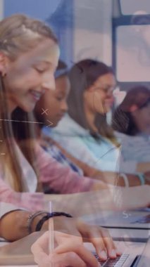 Matematiksel formüllerin sınıftaki öğrenciler üzerinde canlandırılması. eğitim ve öğrenme kavramı dijital olarak oluşturulmuş video.