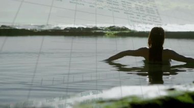 Suyun yansımalarıyla huzurlu nehir manzarasının grafik verileri ve animasyonları örtülüyor. Doğa, veri görselleştirme, analitik, teknoloji, sükunet