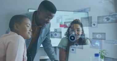 Çeşitli takımlar dijital veri işleme animasyon örtüsüyle iş birliği yapıyor. Takım çalışması, işbirliği, teknoloji, yenilik, iş dünyası, veri güdümlü