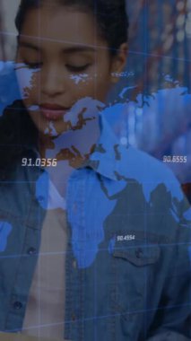 Depodaki çeşitli işçiler üzerinde finansal veri işleme ve dünya haritası animasyonu. küresel sevkiyat, dağıtım ve bağlantılar konsepti dijital olarak oluşturulmuş video.