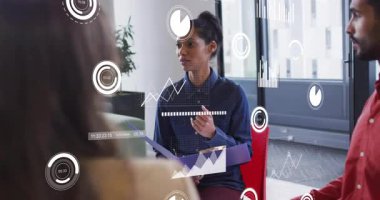 Veri analizi, iş arkadaşları ve dijital grafikleri olan bir iş kadını. Takım çalışması, işbirliği, teknoloji, yenilik, strateji, analiz