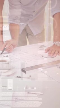 Toplantıdaki iş adamları üzerinde istatistik ve mali veri işleme animasyonu. küresel iş, bağlantılar ve veri işleme kavramı dijital olarak oluşturulmuş video.