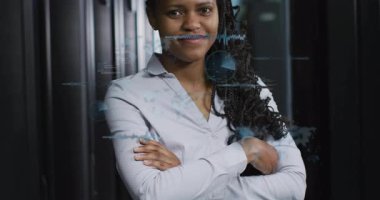 Dijital veri işleme animasyonuyla gülümseyen kadın. İş, teknoloji, kadın, analitik, işyeri, yenilik