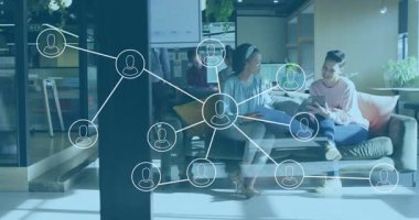 Modern ofiste iş birliği yapan farklı insanlar üzerinde bağlantı ağı animasyonu. İşbirliği, takım çalışması, çeşitlilik, teknoloji, yenilik, beyin fırtınası