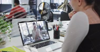 Ofiste, iş kadını video konferansı dizüstü bilgisayarda animasyon verileriyle örtüşüyor. Teknoloji, telekomünikasyon, dijital, analitik, iletişim, şirket