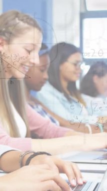 Bilgisayar kullanan öğrencilerin matematiksel formüllerinin animasyonu. eğitim ve öğrenme kavramı dijital olarak oluşturulmuş video.