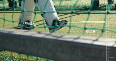 Kriket oyuncuları 2004 ve 2019 yıllarını gösteren zaman çizelgesi animasyonlarıyla alıştırma yapıyorlar. Spor, uygulama, atlet, ilerleme, evrim