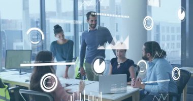 Ofiste işbirliği yapıyor, iş ekibi ekranda veri analizi animasyonunu kullanıyor. Takım çalışması, işbirliği, yenilik, beyin fırtınası, teknoloji, strateji