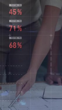 Toplantıdaki iş adamları üzerinde istatistik ve mali veri işleme animasyonu. küresel iş, bağlantılar ve veri işleme kavramı dijital olarak oluşturulmuş video.