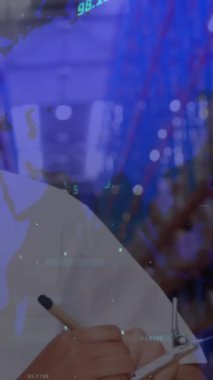 Depodaki çeşitli iş adamlarının finansal veri işleme ve dünya haritasının animasyonu. küresel sevkiyat, dağıtım ve bağlantılar konsepti dijital olarak oluşturulmuş video.