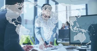 Modern ofiste işbirliği yapan iş adamlarının dünya haritası animasyonu. Küresel, takım çalışması, işbirliği, şirket, strateji, yenilik