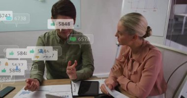 İşten, sosyal medya bildirimleriyle ilgili animasyondan bahseden iki meslektaştan bahsediyorum. İş, işbirliği, takım çalışması, ağ oluşturma, dijital, kurumsal