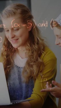Sınıfta dizüstü bilgisayarla matematik denklemlerinin okul çocukları üzerindeki animasyonu. eğitim, öğrenme ve teknoloji konsepti dijital olarak oluşturulmuş video.