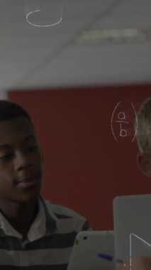 Sınıfta dizüstü bilgisayar kullanan erkek öğretmen ve öğrencilerin matematik denklemlerinin animasyonu. eğitim, öğrenme ve teknoloji konsepti dijital olarak oluşturulmuş video.